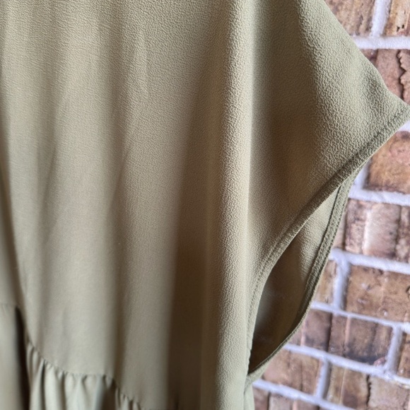 Elegant Green Tunic Top with Flowing Silhouette - Picture 3 of 6